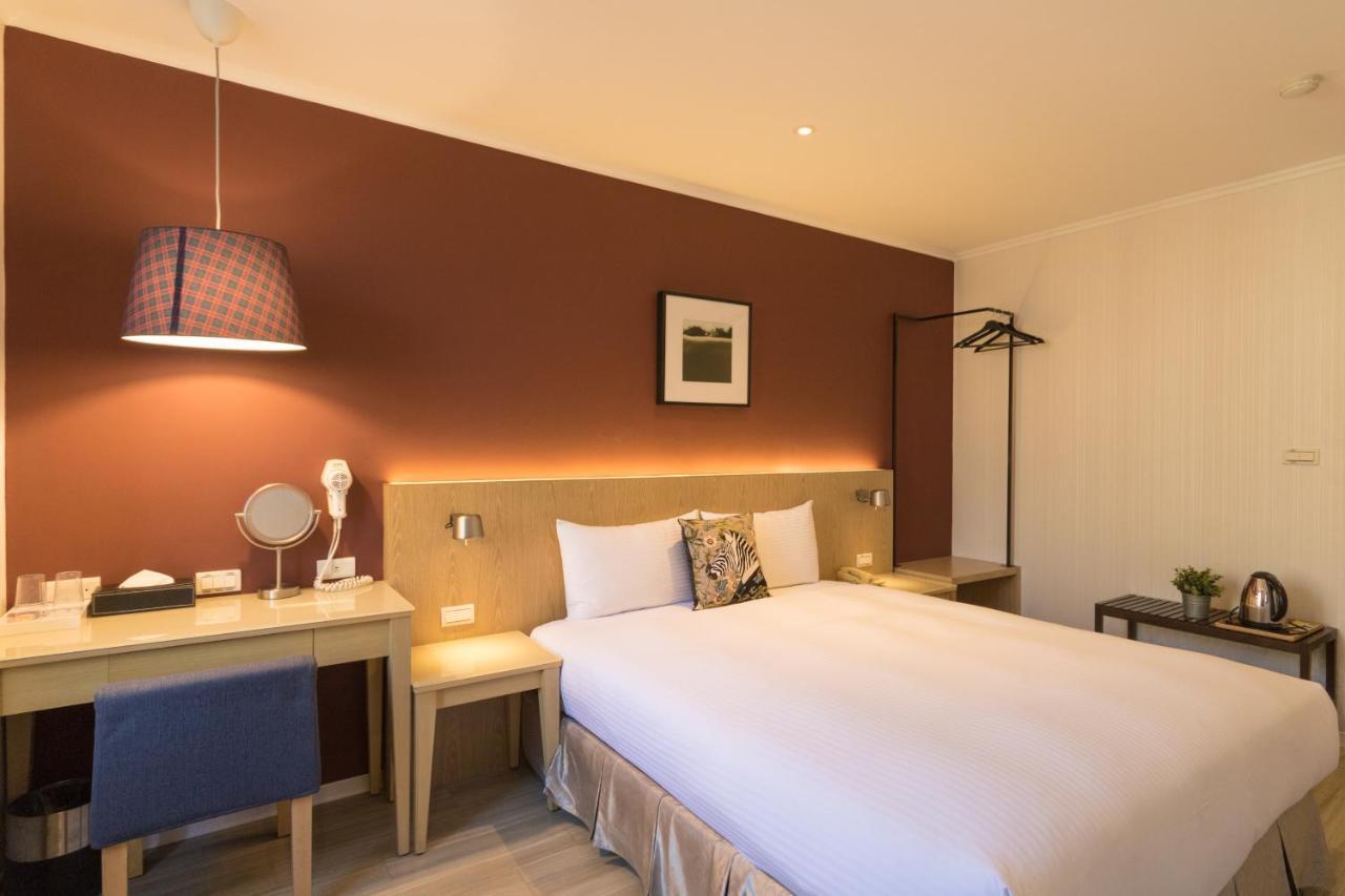 Just Enjoy Business Hotel Tainan Extérieur photo