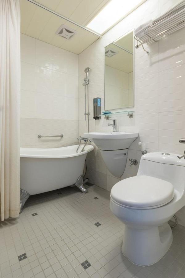 Just Enjoy Business Hotel Tainan Extérieur photo