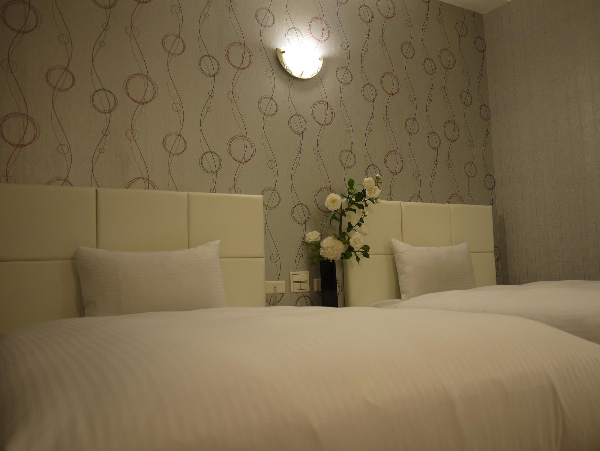 Just Enjoy Business Hotel Tainan Extérieur photo