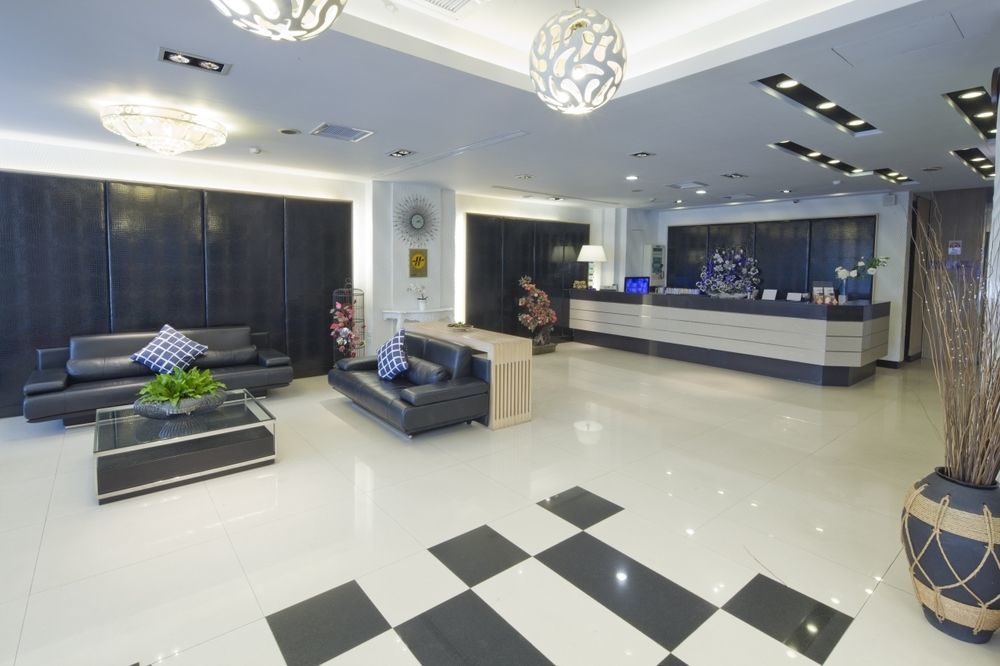 Just Enjoy Business Hotel Tainan Extérieur photo