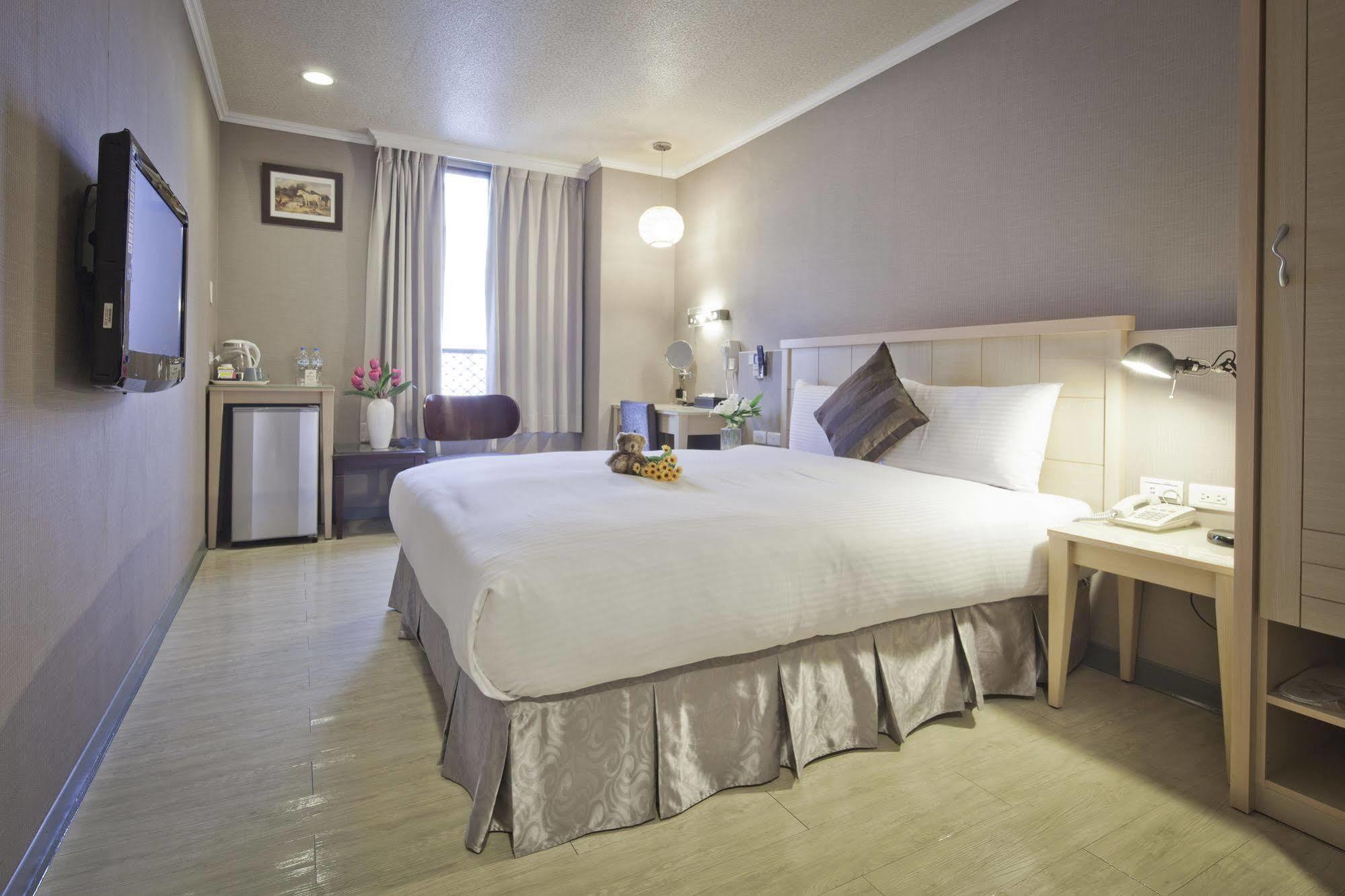 Just Enjoy Business Hotel Tainan Extérieur photo