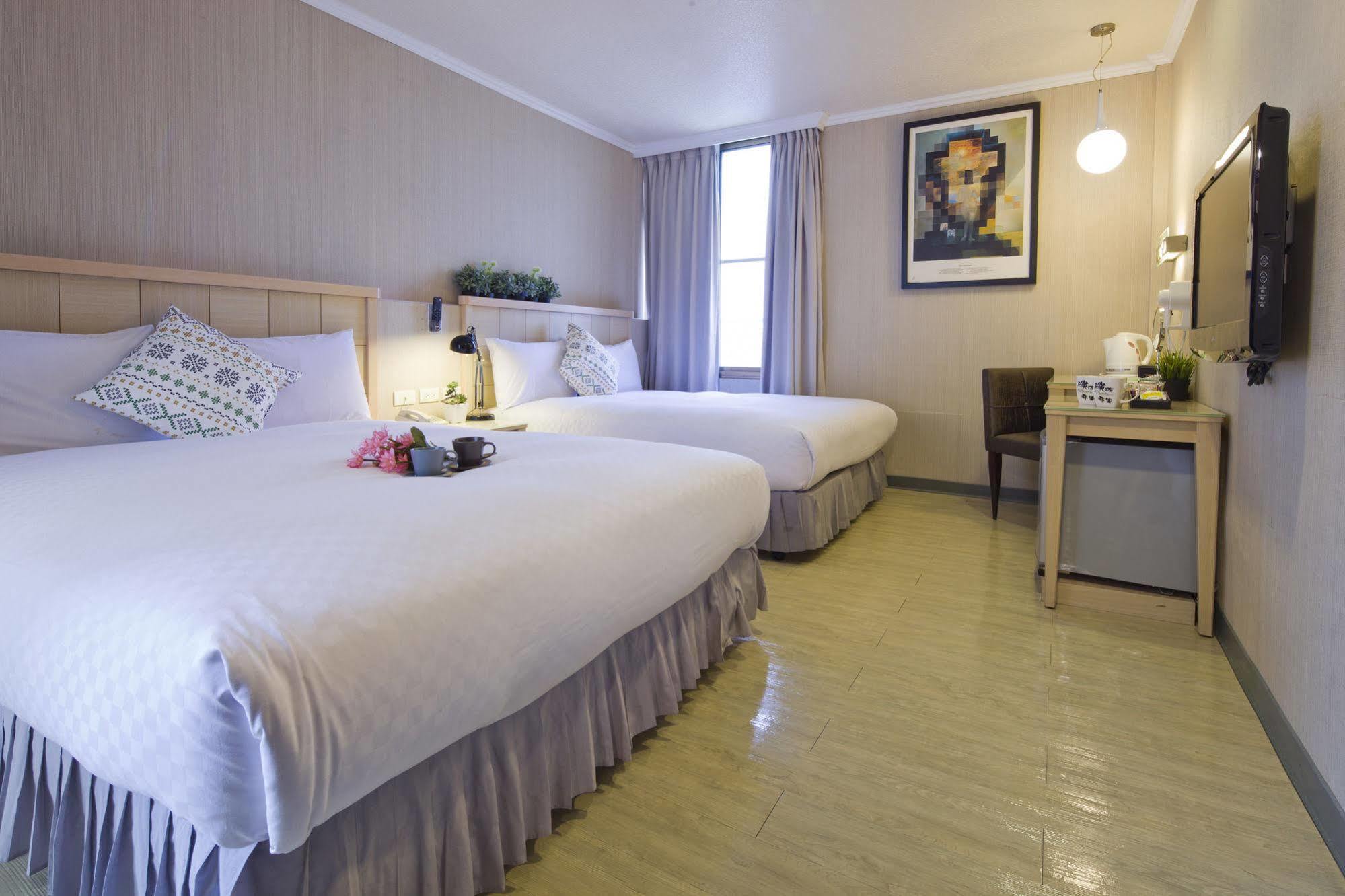 Just Enjoy Business Hotel Tainan Extérieur photo