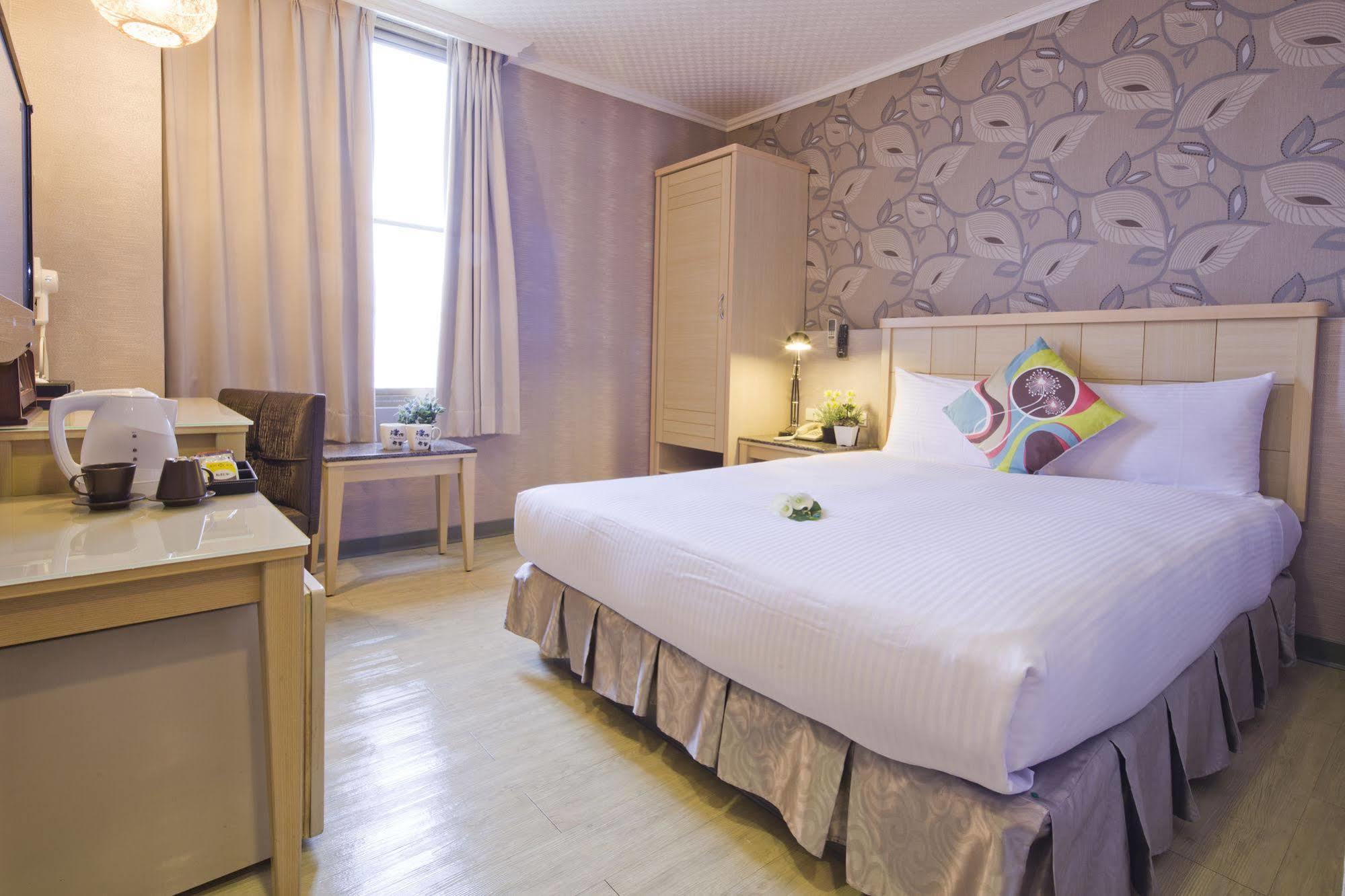 Just Enjoy Business Hotel Tainan Extérieur photo
