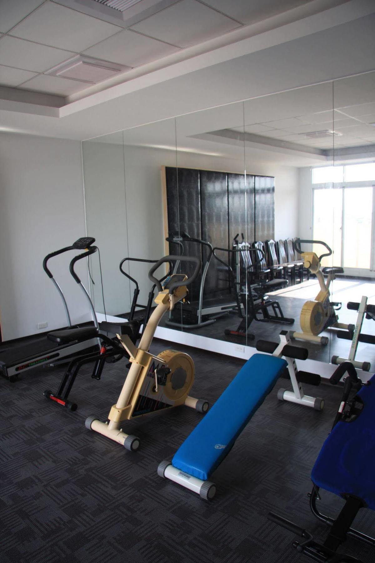 Just Enjoy Business Hotel Tainan Extérieur photo