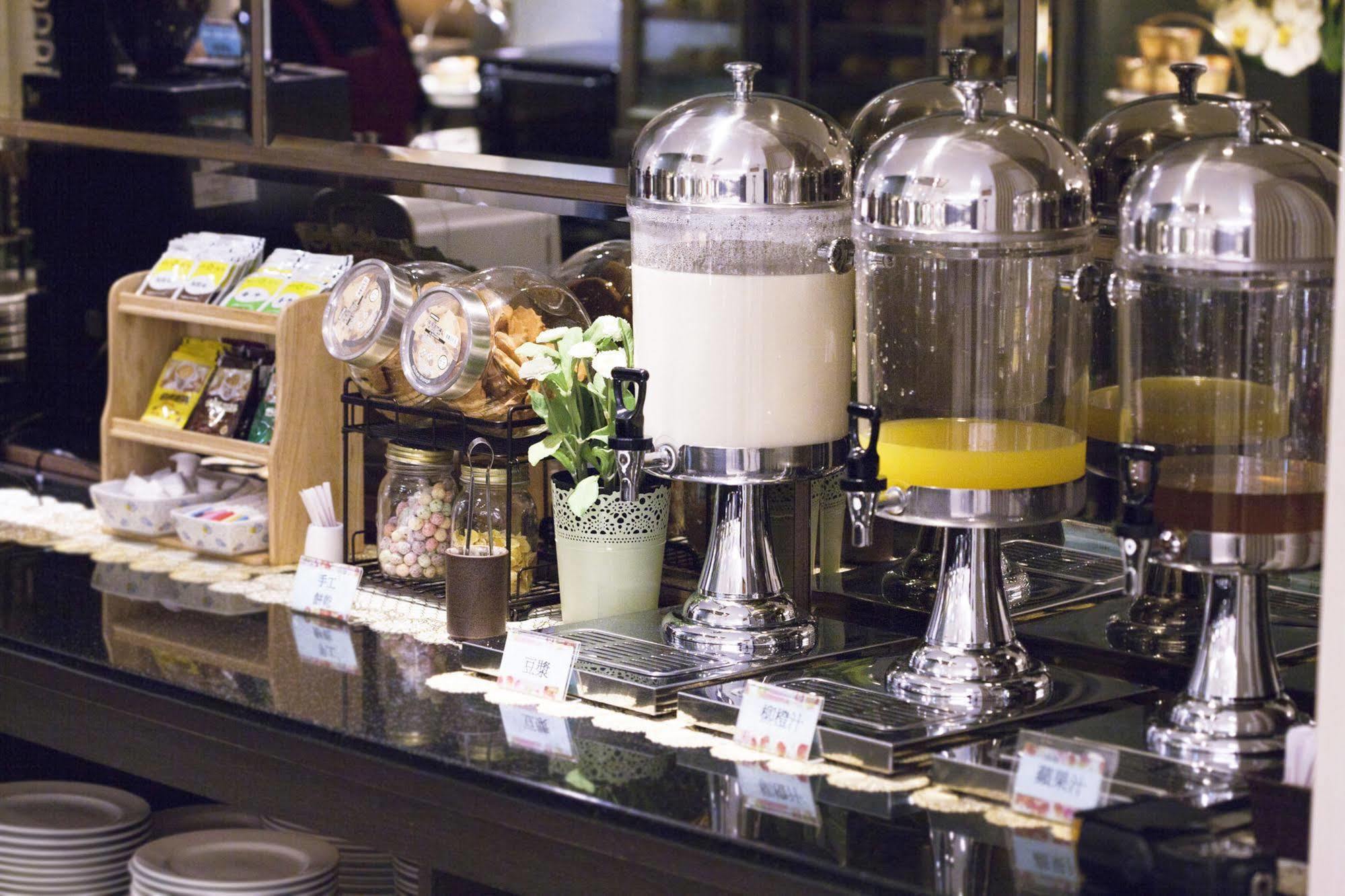 Just Enjoy Business Hotel Tainan Extérieur photo