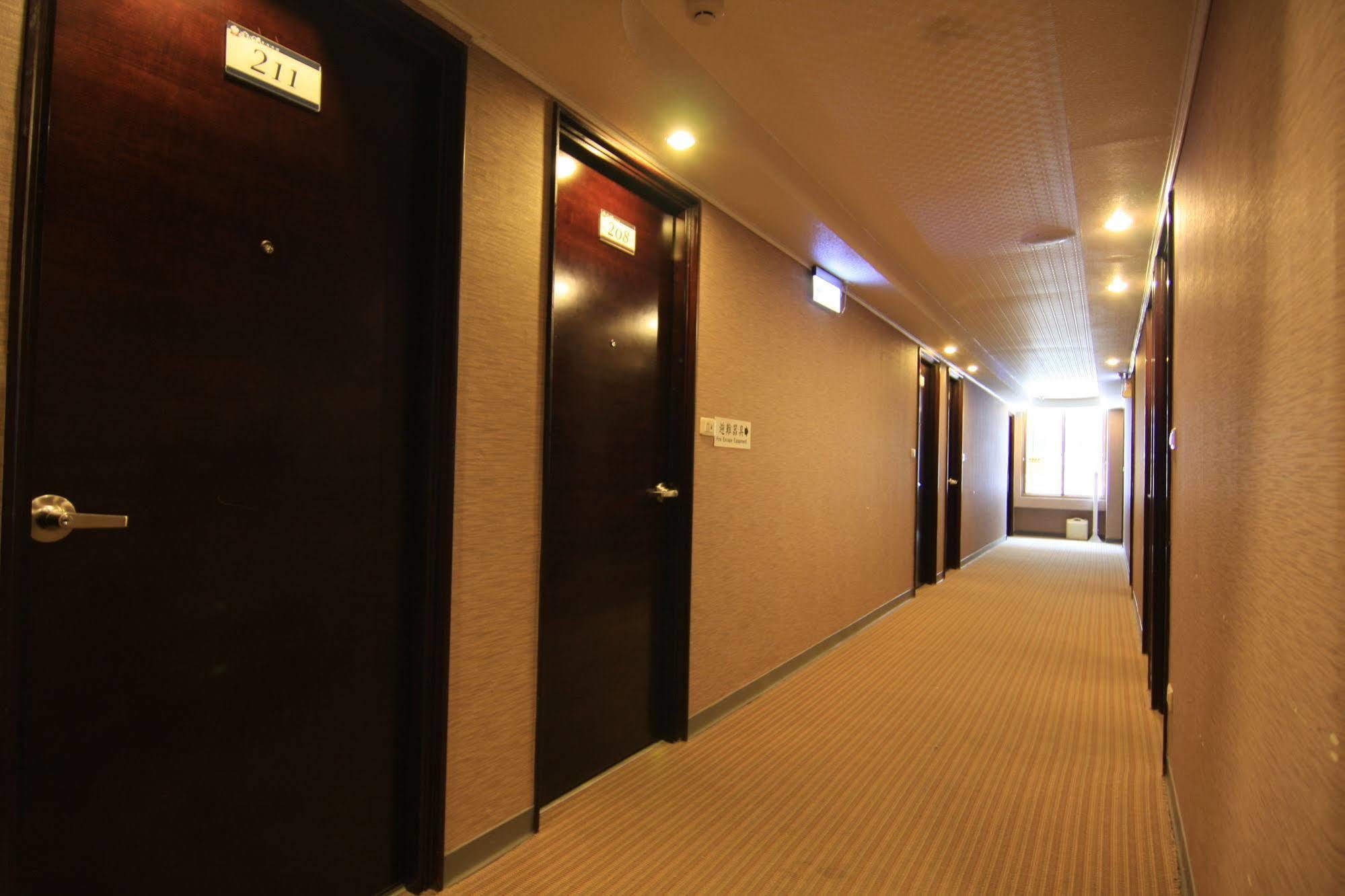 Just Enjoy Business Hotel Tainan Extérieur photo