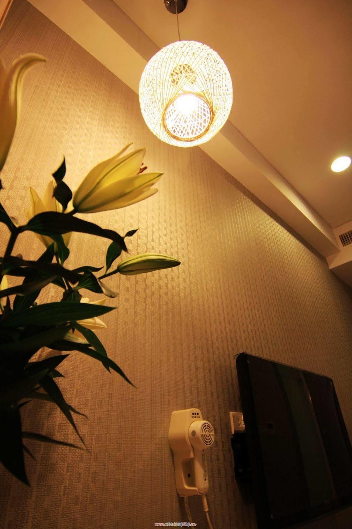 Just Enjoy Business Hotel Tainan Extérieur photo