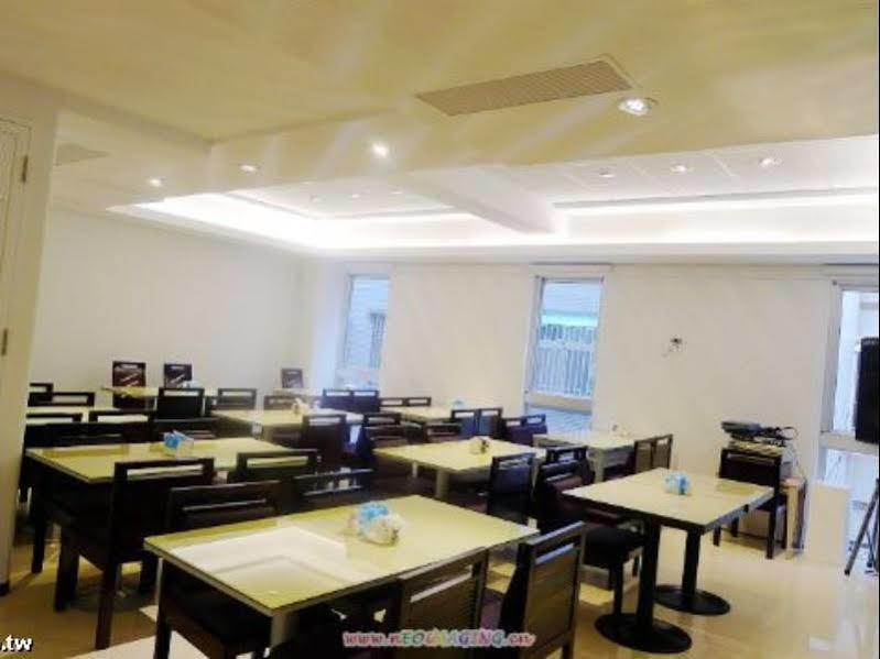 Just Enjoy Business Hotel Tainan Extérieur photo