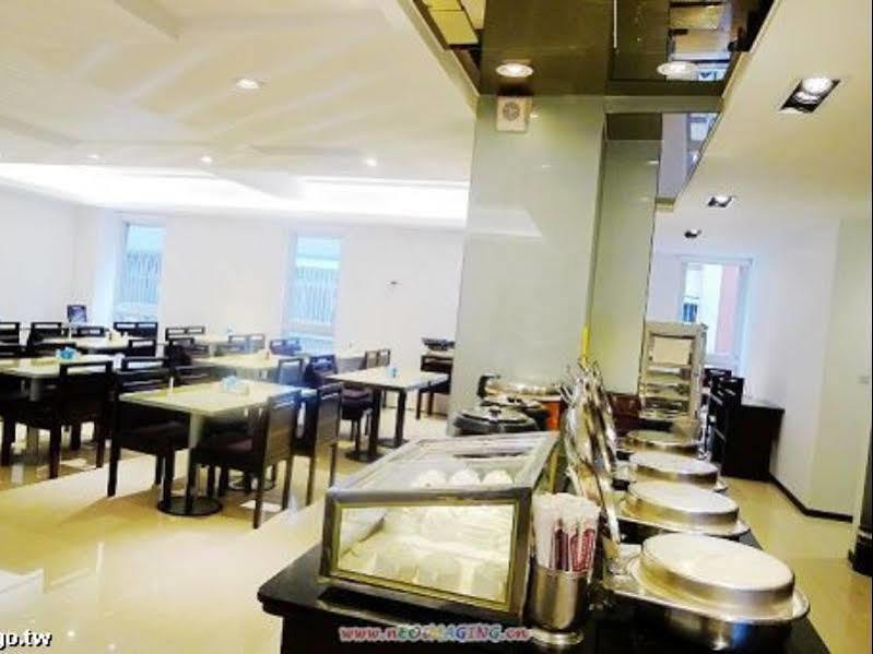 Just Enjoy Business Hotel Tainan Extérieur photo